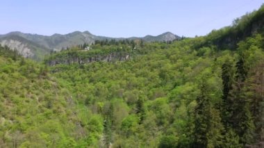 Georgia 'nın Borjomi tatil beldesi yakınlarındaki güzel dağlar. Hava görünümü