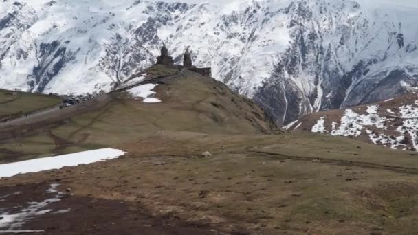 Trinity Church Gergeti Tra Montagne Innevate Del Caucaso Montagne Del — Video Stock