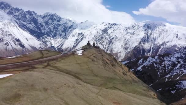Drie Eenheid Kerk Gergeti Midden Van Besneeuwde Bergen Van Kaukasus — Stockvideo