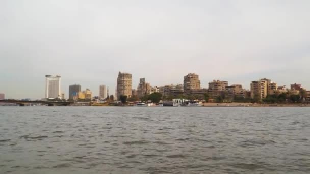 开罗尼罗河堤岸全景 开罗是埃及的首都 从漂浮的船上观看 — 图库视频影像