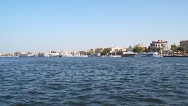 룩소르 이집트 룩소르의 나일강 연안이었습니다 배에서 바라봄 — 비디오