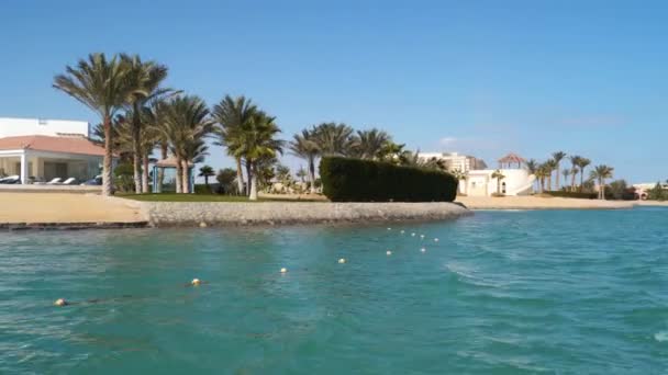 グナにビルや運河 浮揚船からの眺め Gouna エジプトのリビエラの一部である紅海沿岸の観光地である — ストック動画