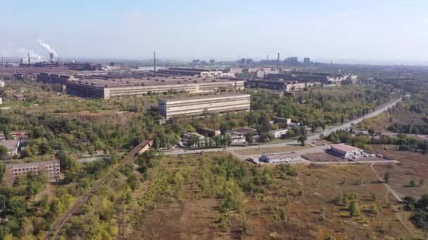 Zararlı üretim ve hava kirliliği. Metalurji tesisi şehirde bulunmaktadır. — Stok video