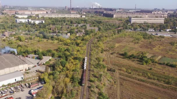 Nákladní železniční vlak s miskami roztavené metalurgické strusky. Tovární struska — Stock video