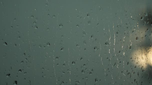 Esőcseppek Ablaküvegen Lámpás Látható Ablakon Kívül Természetes Háttér — Stock videók
