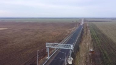 Otomatik ağırlık kontrol noktaları var. Sistem sensörlerin (ağırlık sensörleri) ve otomatik plaka tanıma sisteminin bir kombinasyonudur. Hava görünümü.