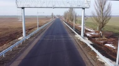 Sistemler aşırı yüklü kamyonları yakalıyor. Sistem sensörlerin (ağırlık sensörleri) ve otomatik plaka tanıma sisteminin bir kombinasyonudur. Hava görünümü.