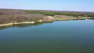 Kuş bakışı göl ve orman..