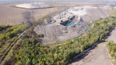 Hava görüntüsü. Metalurjik kaltağın işlenmesi için atölye çalışması. Kömür, istenen bir metalin (yani eritilmiş) ham oranın ayrılmasından sonra arta kalan yan üründür. Zararlı üretim ve hava kirliliği
