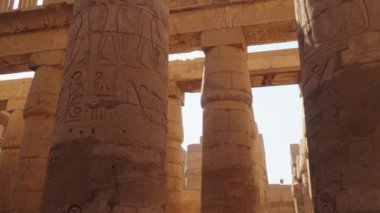 Mısır. Mısır sanatı. Luxor 'daki Karnak Tapınağı' nda çizimleri olan sütunlar.