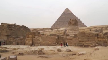 Giza, Mısır - 14 Ocak 2020 Khafre Piramidi ve Büyük Sfenks. Khafre Piramidi, Mısır 'ın en büyük ikinci piramididir ve Büyük Sfenks' in hemen yanındadır.