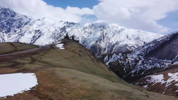 Die Berühmte Dreifaltigkeitskirche Gergeti Georgien Berge Des Kaukasus Mit Schnee — Stockvideo