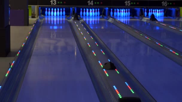 Bowling Lane Waiting Gamers Bowling Pins Standing Ready Game — Stock video