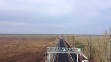Hareket Sistemi 'ni tartın. Sistem sensörlerin (ağırlık sensörleri) ve otomatik plaka tanıma sisteminin bir kombinasyonudur. Hava görünümü.