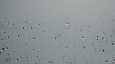 Pencere camına yağmur damlası. Doğal arka plan. Bulutlu hava