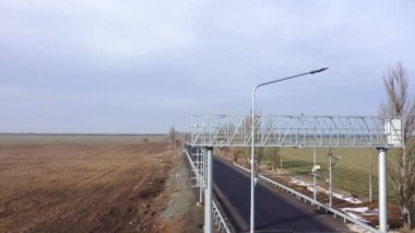 Hava görüntüsü. Otomatik Ağırlık Hareket Sistemi. Otomatik Araç Ağırlık Kontrol Sistemi. Sistem sensörlerin (ağırlık sensörleri) ve otomatik plaka tanıma sisteminin kombinasyonudur..