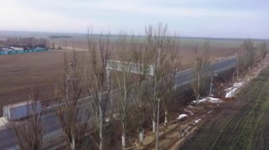 Hava görüntüsü. Otomatik Araç Ağırlık Kontrol Sistemi. Sistem sensörlerin (ağırlık sensörleri) ve otomatik plaka tanıma sisteminin kombinasyonudur..