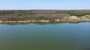 Gölün kıyısındaki bahar ormanı. Hava görünümü.