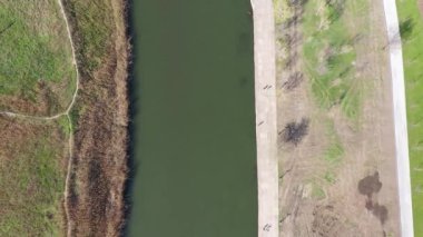 Nehrin havadan görünüşü. İnsanların yürüdüğü seti görebilirsiniz..