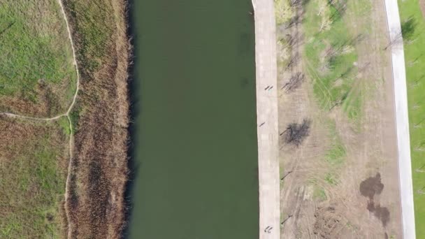 Widok Powietrza Rzekę Widać Nasyp Którym Chodzą Ludzie — Wideo stockowe