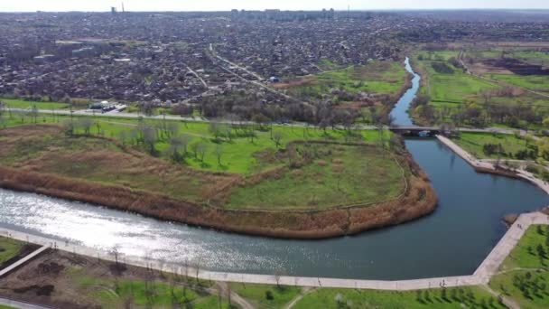 Αεροφωτογραφία Του Ποταμού Μπορείτε Δείτε Γέφυρα Πάνω Από Ποτάμι Και — Αρχείο Βίντεο