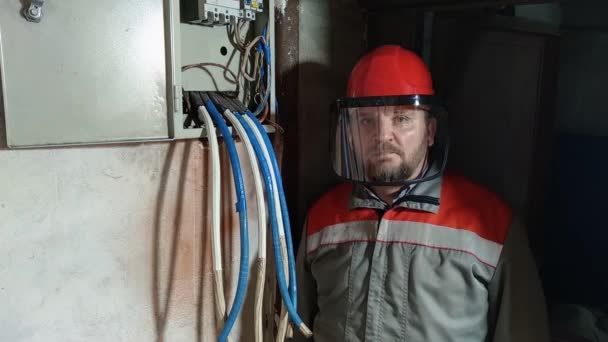 Electrician Memakai Topi Keras Dan Pelindung Wajah Untuk