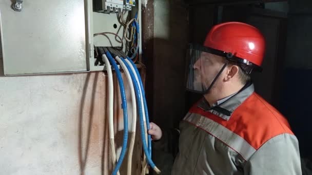 Electrician Hard Hat Face Shield Inspects Electrical Wires Arc Flash — Stock Video