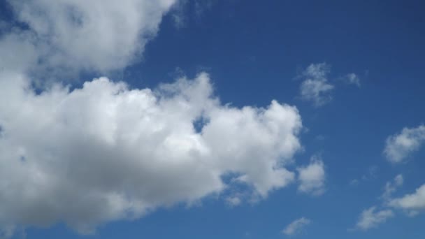 Desfasamento Tempo Movimento Nuvens Brancas Contra Céu Azul Fundo Natural — Vídeo de Stock