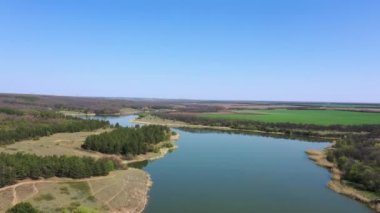 Resimli bir rezervuar. Bahar geldi.