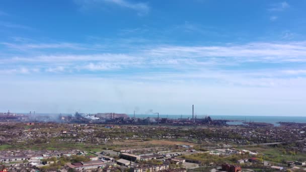 Poluição ambiental. Vista aérea da planta metalúrgica. — Vídeo de Stock