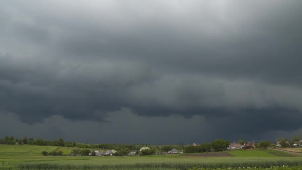 Nubes Trueno Sobre Pueblo Time Lapse Terrifying Dark Sky Thunderstorm — Vídeos de Stock