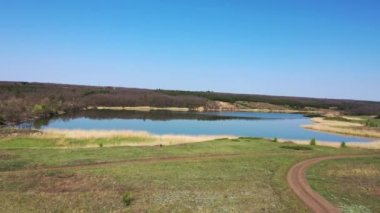 Baraj gölünün kıyısındaki köy yolu..