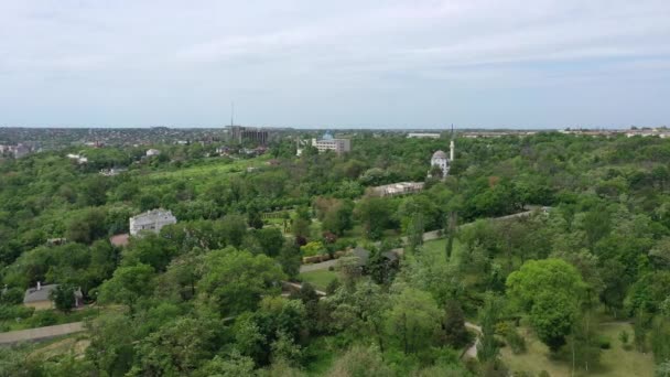 Ein Blick aus der Vogelperspektive auf den Stadtgarten. Unter den Bäumen kann man eine Moschee sehen — Stockvideo