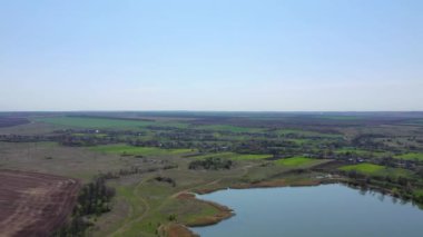 Kırsal alan manzarası. Göl kenarında küçük evler.