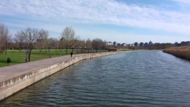 Nehir kıyısı. İnsanlar set boyunca yürüyorlar..