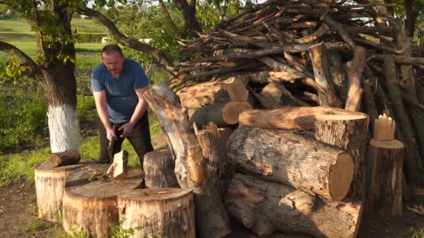 Man Hakt Hout Aanschaf Van Brandhout — Stockvideo