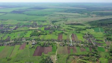 Küçük bir köyün havadan görünüşü.