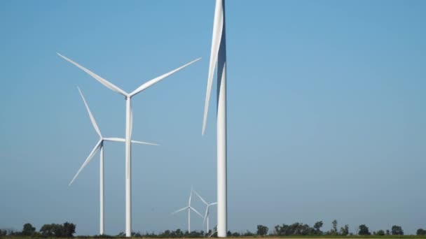 Windpark Vor Blauem Himmel Inmitten Landwirtschaftlicher Felder — Stockvideo