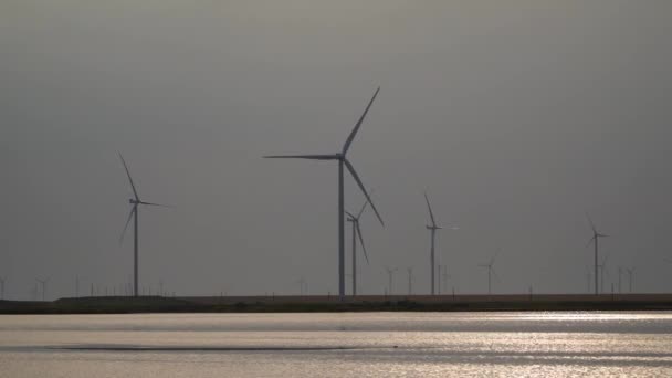 Ветряные Турбины Озера Вечером Концепция Зеленой Энергии — стоковое видео