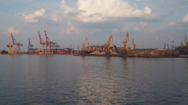 Odessa, Ukrayna. Deniz limanı. Görünür liman vinçleri. Akşam vakti.