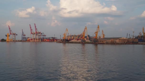 Odessa Ukraine Seehafen Sichtbare Hafenkräne Abends — Stockvideo
