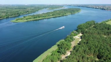 Hava görüntüsü. Hidrofolyo gemisi Ukrayna 'daki Dinyeper Nehri boyunca yol alıyor..