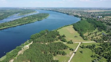 Hava görüntüsü. Dinyeper nehrinin panoramik manzarası. Ukrayna
