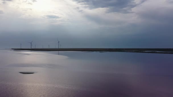 Een Windpark Aan Oevers Van Een Roze Meer Goedenavond Luchtfoto — Stockvideo