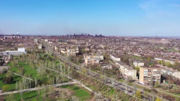 Una ciudad industrial desde la vista de un pájaro. Contaminación ambiental — Vídeo de stock