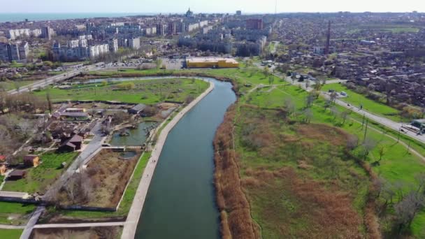 Rivier in de stad. Panorama van de stad Mariupol Oekraïne. — Stockvideo