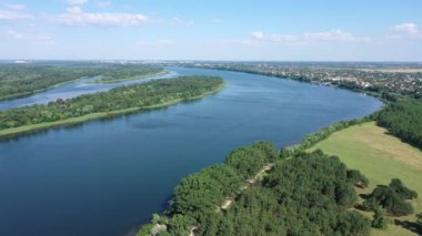 Dinyeper Nehri kuş bakışı. Nova Kakhovka Ukrayna yakınlarında vuruldu.