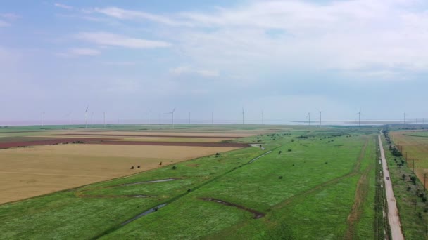 Turbiny Wiatrowe Wybrzeżu Widać Również Pola Uprawne Wiejską Drogę Widok — Wideo stockowe