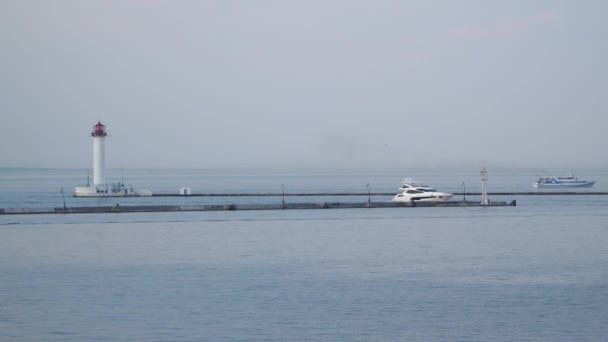 Faro Puerto Odessa Ucrania Barcos Flotan Cerca Del Faro — Vídeos de Stock