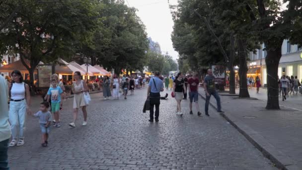 2021年7月10日 乌克兰敖德萨 人们沿着敖德萨著名的Deribasovskaya街步行 晚上好 — 图库视频影像